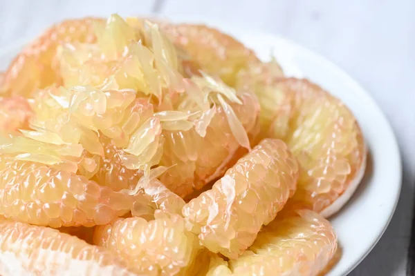 Envelopper Les Fruits Pomelo Sur Une Assiette Blanche Pomelo Frais — Photo