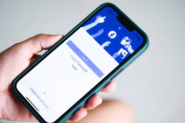 Apple iPhone 13 Pro 'da Facebook uygulama simgesi, Meta: Bangkok, Tayland - 3 Haziran 2022