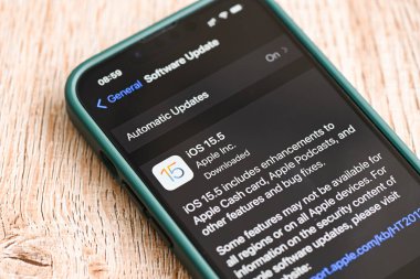 iPhone 13 Pro ve iOS 15.5 logosu ekranda, 2022 iPhone Apple cihazlarında yeni işletim sistemi güncellemeler için ios 15: Bangkok, Tayland - 29 Mayıs 2022