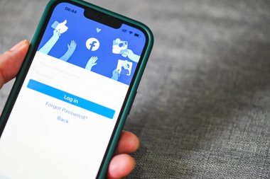 Apple iPhone 13 Pro 'da Facebook uygulama simgesi, Meta: Bangkok, Tayland - 3 Haziran 2022