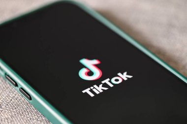 TikTok uygulama simgesi Apple iPhone 13 Pro, Tiktok logo simgesi Çin 'in popüler sosyal medya ağında,: Bangkok, Tayland - 3 Haziran 2022