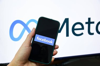 Facebook uygulaması Apple iPhone 13 Pro 'da, ekranda Facebook logo simgesi olan akıllı telefonu popüler sosyal medya ağında tutuyor: Bangkok, Tayland - 3 Haziran 2022