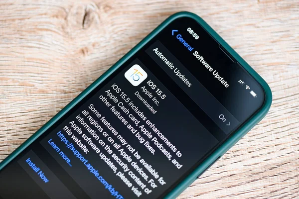 iPhone 13 Pro ve iOS 15.5 logosu ekranda, 2022 iPhone Apple cihazlarında yeni işletim sistemi güncellemeler için ios 15: Bangkok, Tayland - 29 Mayıs 2022