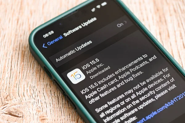 iPhone 13 Pro ve iOS 15.5 logosu ekranda, 2022 iPhone Apple cihazlarında yeni işletim sistemi güncellemeler için ios 15: Bangkok, Tayland - 29 Mayıs 2022