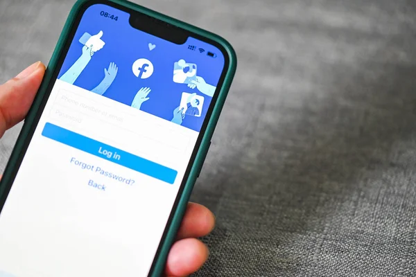 Apple iPhone 13 Pro 'da Facebook uygulama simgesi, Meta: Bangkok, Tayland - 3 Haziran 2022