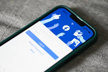 Apple iPhone 13 Pro üzerinde Facebook uygulama simgesi, Meta: Bangkok, Tayland - 3 Haziran 2022 Ekran popüler sosyal medya ağında giriş sayfası facebook logo simgesine sahip akıllı telefon