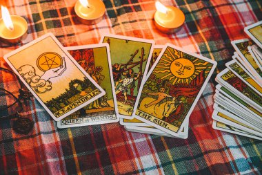 Tarot falı ve mum ışığı olan tarot okuması Astroloji Okült Sihirli Ruhsal falcılar ve falcı tarot okuyucu için masanın üzerinde. 