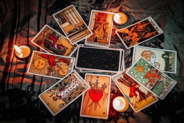 Tarot falı ve mum ışığı olan tarot okuması Astroloji Okült Sihirli Ruhsal falcılar ve falcı tarot okuyucu için masanın üzerinde.