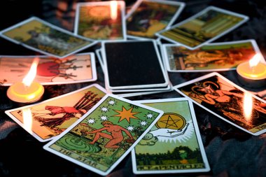 Tarot falı ve mum ışığı olan tarot okuması Astroloji Okült Sihirli Ruhsal falcılar ve falcı tarot okuyucu için masanın üzerinde.