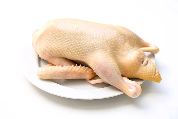 白い背景の生鴨 食べ物のための新鮮なアヒル肉 白いプレート上の全体のアヒル — ストック写真