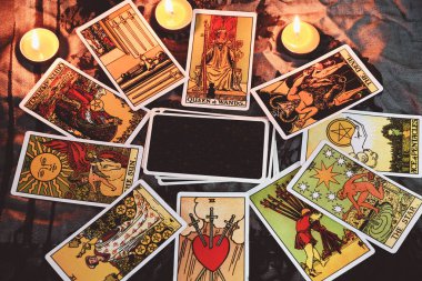 Tarot falı ve mum ışığı olan tarot okuması Astroloji Okült Sihirli Manevi Burçlar ve El falı falcı: Bangkok, Tayland - 13 Haziran 2022 
