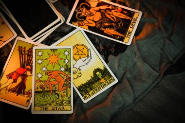 Tarot falı ve mum ışığı olan tarot okuması Astroloji Okült Sihirli Manevi Burçlar ve El falı falcı: Bangkok, Tayland - 13 Haziran 2022 