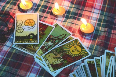 Tarot falı ve mum ışığı olan tarot okuması Astroloji Okült Sihirli Manevi Burçlar ve El falı falcı: Bangkok, Tayland - 13 Haziran 2022 