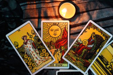 Tarot falı ve mum ışığı olan tarot okuması Astroloji Okült Sihirli Manevi Burçlar ve El falı falcı: Bangkok, Tayland - 13 Haziran 2022 