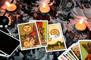 Tarot falı ve mum ışığı olan tarot okuması Astroloji Okült Sihirli Manevi Burçlar ve El falı falcı: Bangkok, Tayland - 13 Haziran 2022 