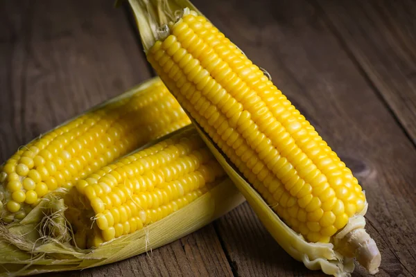 Maíz Dulce Cocinado Sobre Fondo Madera Mazorcas Maíz Maduras Vapor — Foto de Stock