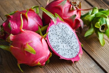 ejderha meyvesinin yarısı pitahaya arkaplanlı tahtadan kesilmiş, Asya Tayland 'da tropikal taze ejderha meyvesi ve sağlıklı meyve kavramı