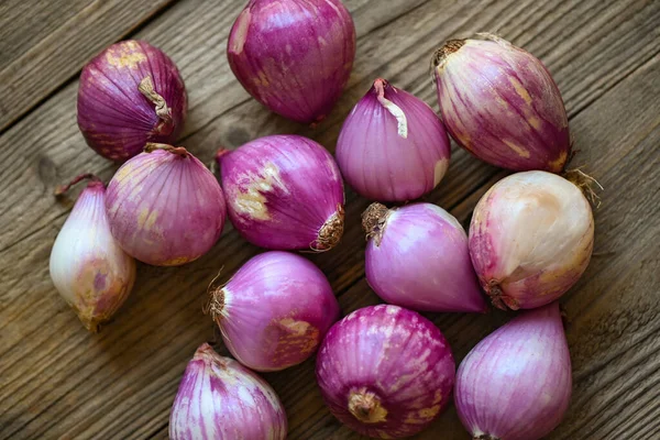 Shallots Red Onion Purple Shallots Wooden Background Fresh Shallot Medicinal — Stok Foto