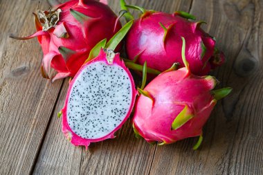 Asya Tayland ve sağlıklı meyve kavramında taze ejderha meyvesi. Ejderha meyvesinin yarısı pitahaya arka planında kesilmiş.