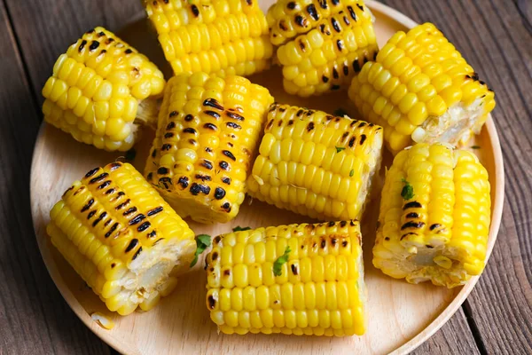 Sweet Corn Cooked Wooden Plate Background Ripe Corn Cobs Grilled — Foto de Stock