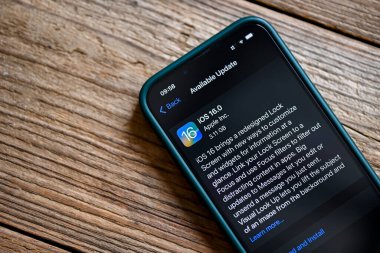 iPhone üzerinde iOS 16 logosu olan iPhone ekranı kapat, iPhone Apple cihazlarında 2022-2023 yeni işletim sistemi güncelleştirmeler için alt sürüm ios 16: Bangkok, Tayland - 22 Eylül 2022