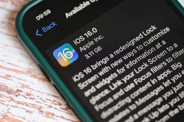 iPhone üzerinde iOS 16 logosu olan iPhone ekranı kapat, iPhone Apple cihazlarında 2022-2023 yeni işletim sistemi güncelleştirmeler için alt sürüm ios 16: Bangkok, Tayland - 22 Eylül 2022