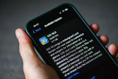 iPhone üzerinde iOS 16 logosu olan iPhone ekranı kapat, iPhone Apple cihazlarında 2022-2023 yeni işletim sistemi güncelleştirmeler için alt sürüm ios 16: Bangkok, Tayland - 22 Eylül 2022