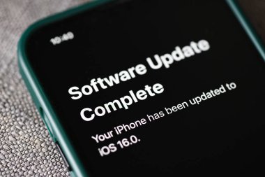 iPhone ile iOS 16 Yazılım Güncellemesi Ekranda Tamamlandı, yeni işletim sistemi 2022-2023 iPhone elma cihazları altsürümü i16: Bangkok, Tayland - 22 Eylül 2022