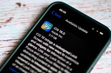 iPhone üzerinde iOS 16 logosu olan iPhone ekranı kapat, iPhone Apple cihazlarında 2022-2023 yeni işletim sistemi güncelleştirmeler için alt sürüm ios 16: Bangkok, Tayland - 22 Eylül 2022