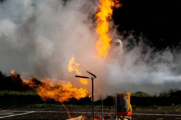 Feuerwehrleute Üben Brandbekämpfungspläne Beim Löschen Eines Brennenden Feuers — Stockfoto