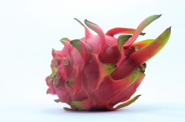 Beyaz arkaplanda ejderha meyvesi izole