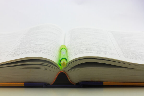 книга и карандаш