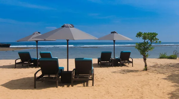 Solstolar som vetter mot havet på bali beach Indonesien — Stockfoto