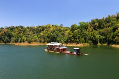 Gölde yüzen bir ev