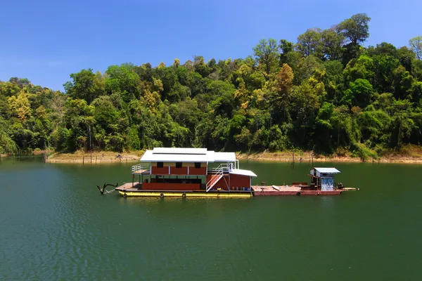 A houseboat in lake — Stock Photo, Image