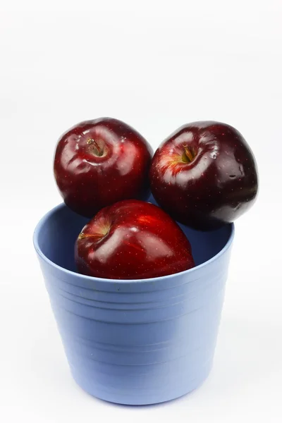 Maçãs vermelhas em vaso azul — Fotografia de Stock