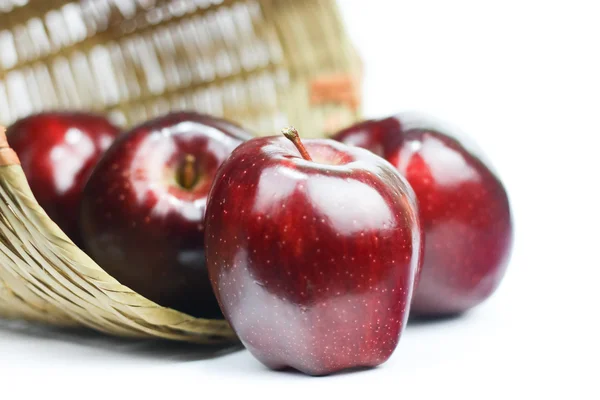 Rode appels in mand — Stockfoto