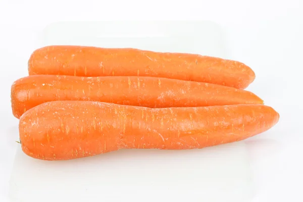 Cenoura fresca na tábua de corte — Fotografia de Stock