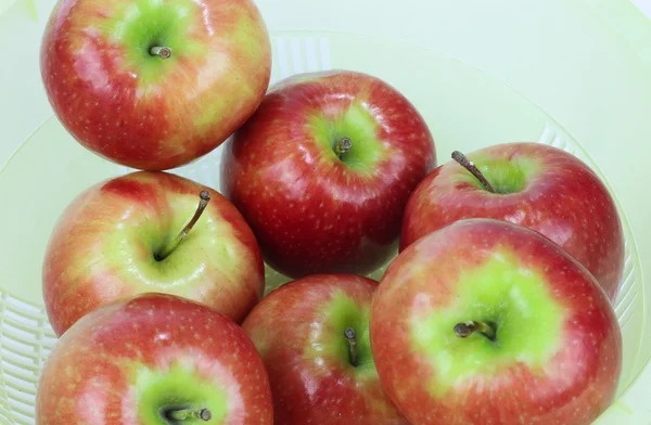 Rode appels geïsoleerd op witte achtergrond — Stockfoto