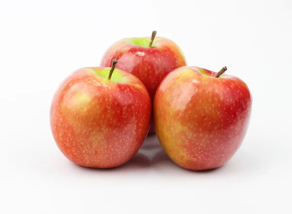 Rode appels geïsoleerd op witte achtergrond — Stockfoto