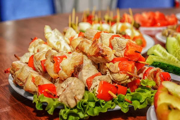 Ayam Kebab Dengan Tomat Tusuk Sate Kayu Diletakkan Atas Daun — Stok Foto