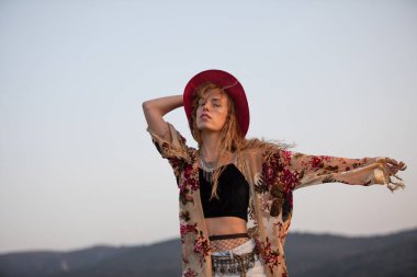 Genç sarışın boho kadın güzellik doğada var