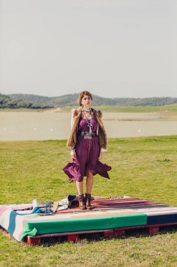 Genç sarışın boho kadın güzellik doğada var