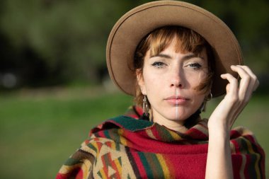 Genç sarışın boho kadın güzellik doğada var