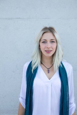 Zarif ve kendinden emin profesyonel sarışın bir kadın. 