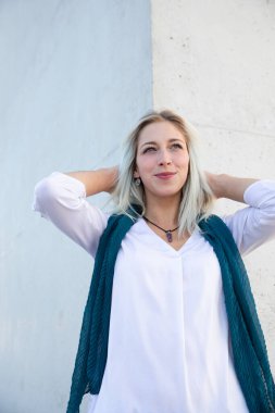 Zarif ve kendinden emin profesyonel sarışın bir kadın. 