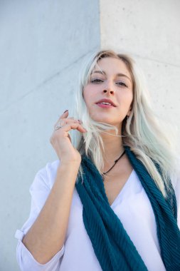 Zarif ve kendinden emin profesyonel sarışın bir kadın. 