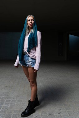 Eşarplı zarif, genç, sarışın bir kadın. 