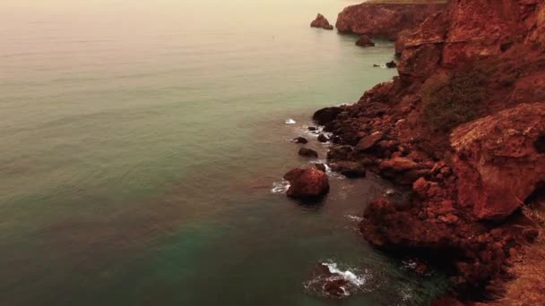 Calima journée brouillard à la plage de Maro sur la côte méditerranéenne — Video