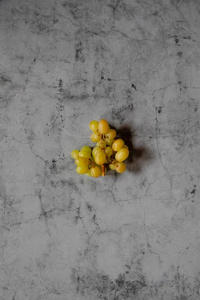 Bodegón uvas en un fondo de piedra —  Fotos de Stock